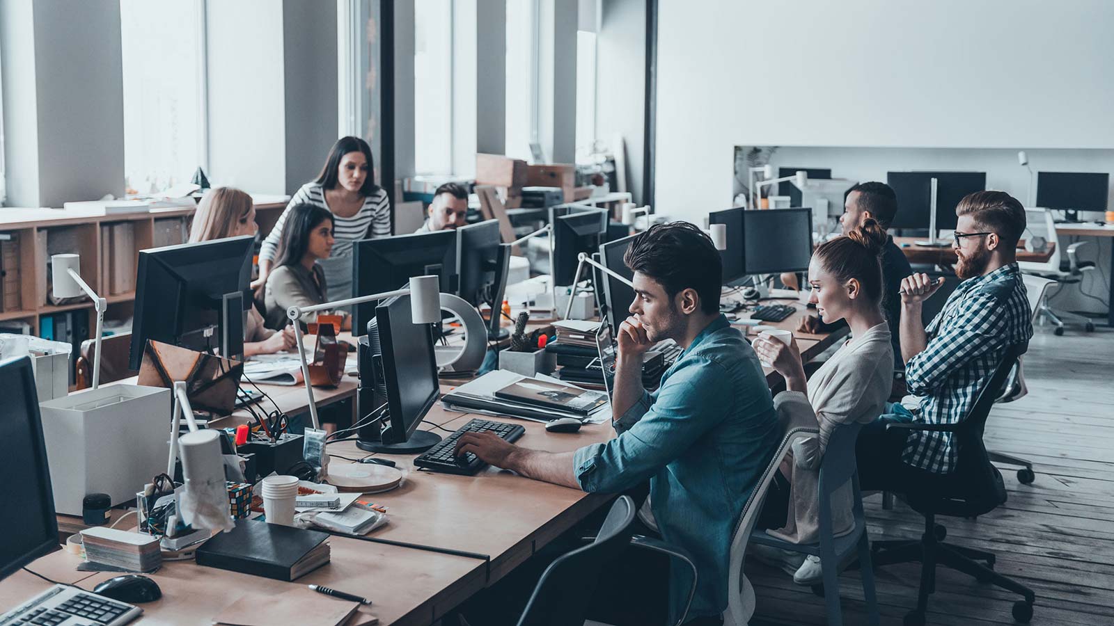 Échange entre un client et un professionnel du courtage