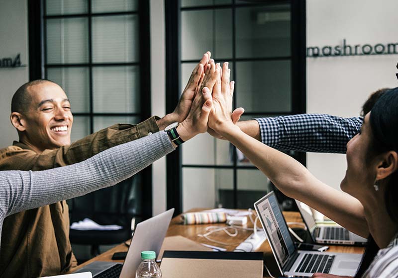 Discussion entre professionnels autour d'un dossier client
